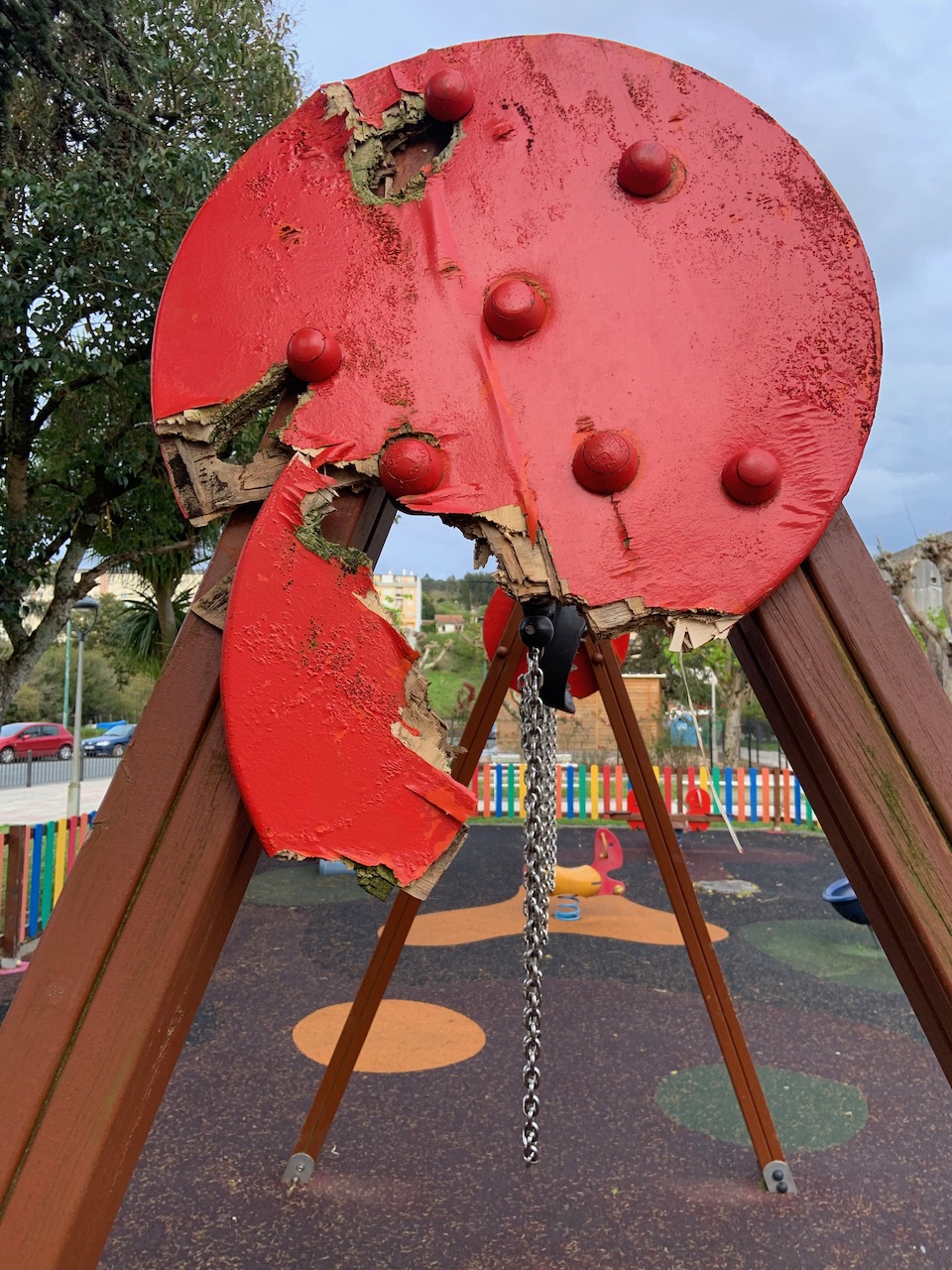 El PP pide el cierre cautelar del parque infantil de A Ribeira por riesgo de accidente