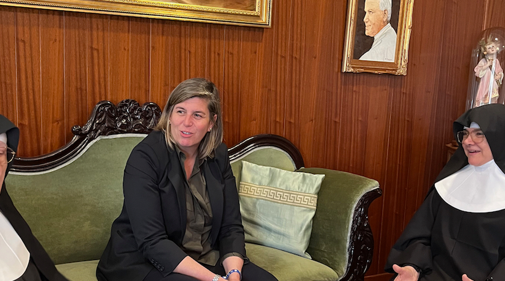 Cecilia Vázquez informa a la dirección de la Residencia García Hermanos del proyecto de mejora en la AC-542